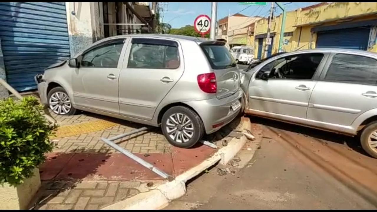 Foto 2 de 4 — Motorista não respeita sinalização e atinge veículo na região do Carmo, em Araraquara